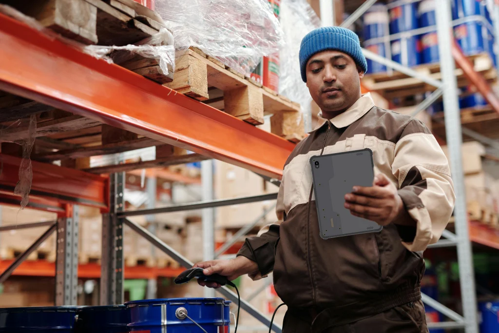 Warehouse worker using MW-100